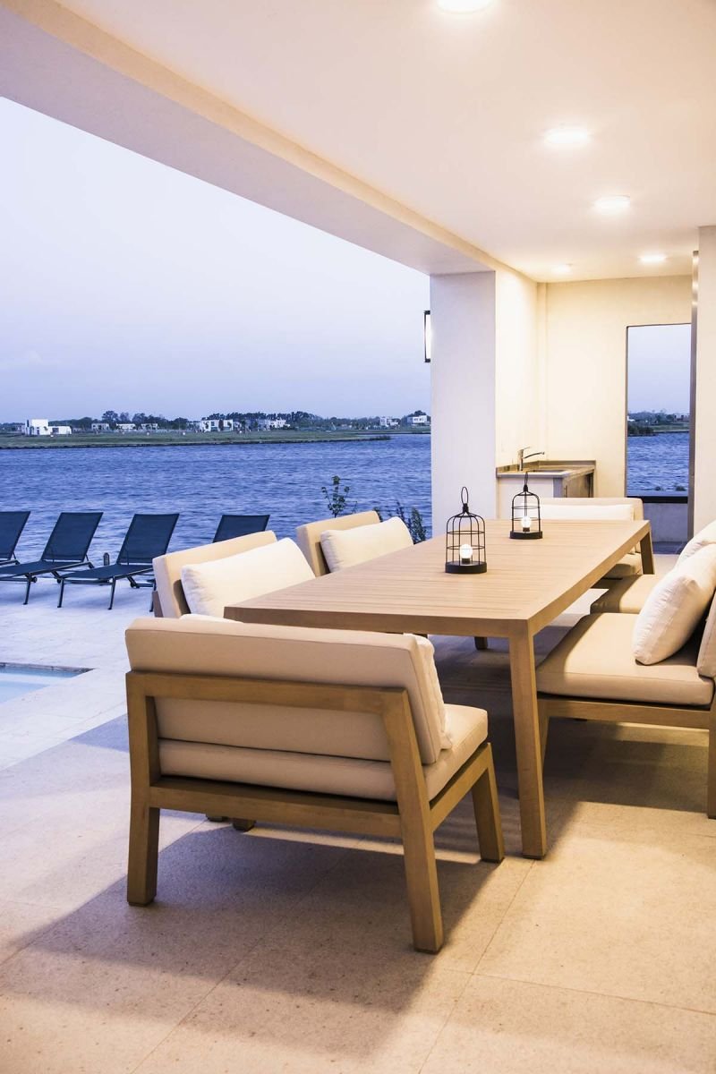 No es el Caribe, pero parece... Dise&ntilde;o de ApaArquitectura y construcci&oacute;n de VTA Arquitectos, este afuera maravilloso es un combo de galer&iacute;a, solario, piscina con borde infinito y lago